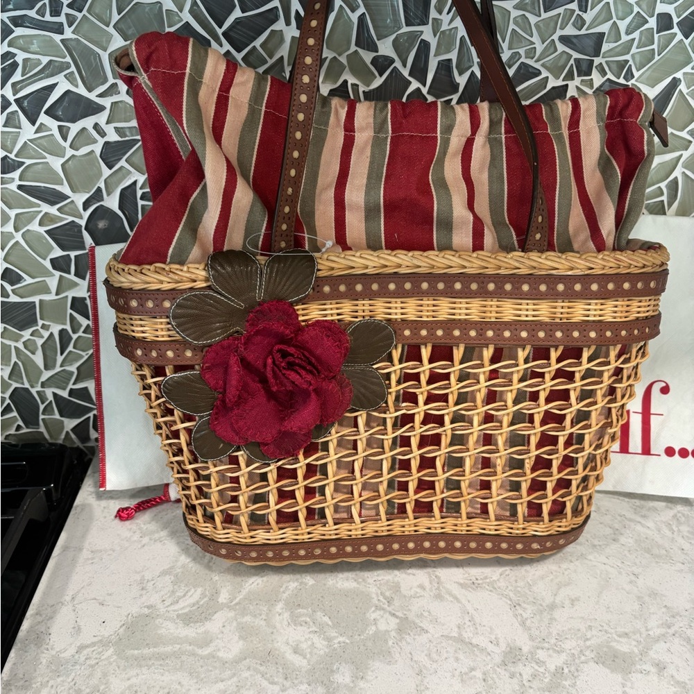 ISABELLA FIORE, New without tags ISABELLA  FIORE Bucket Bag 14x9x4 1/2 - Picture 3 of 10